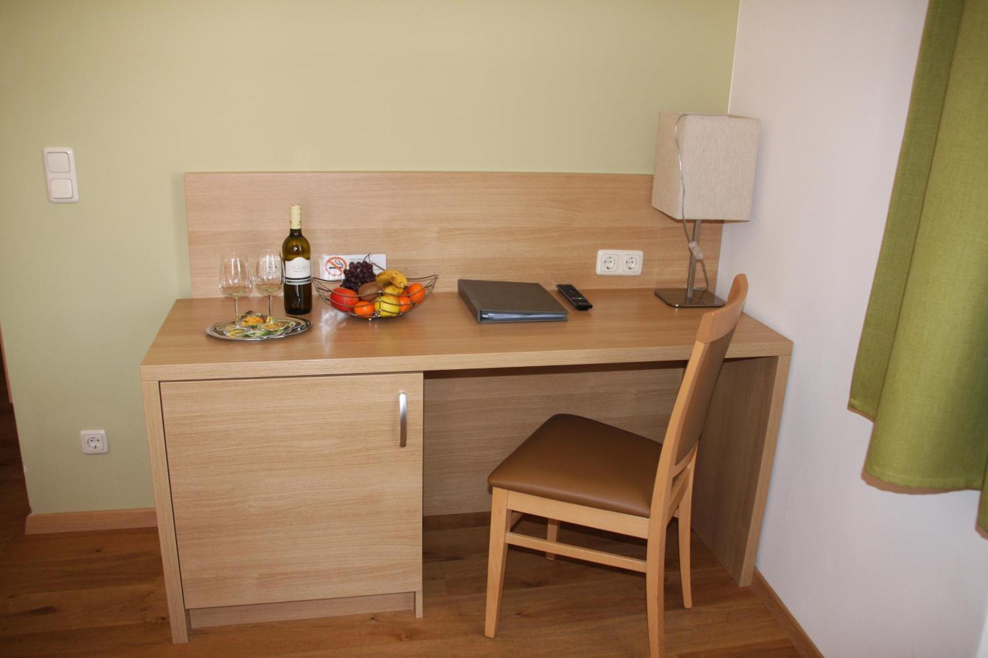 Weinhotel Rieder Poysdorf Bagian luar foto