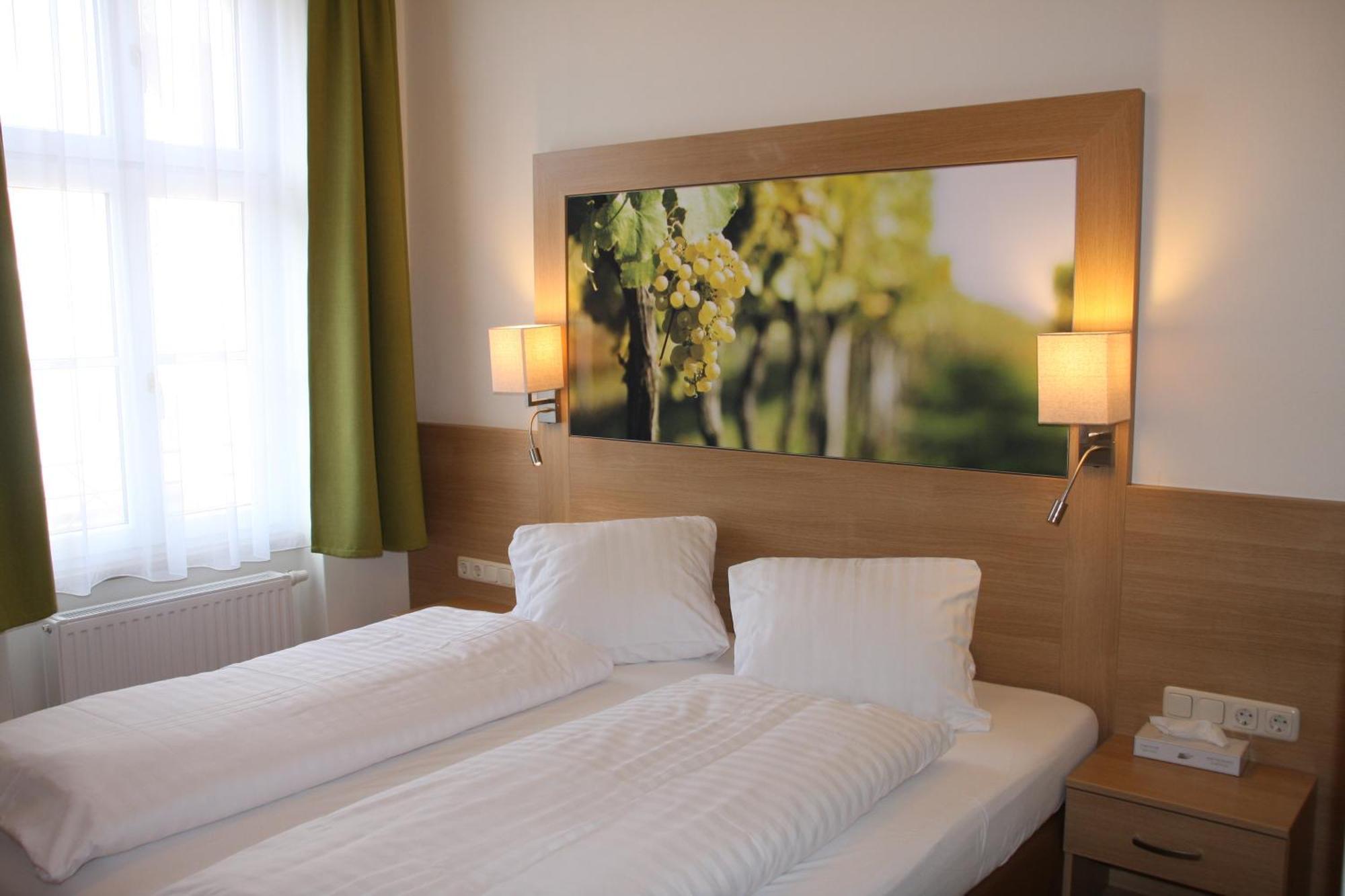 Weinhotel Rieder Poysdorf Bagian luar foto