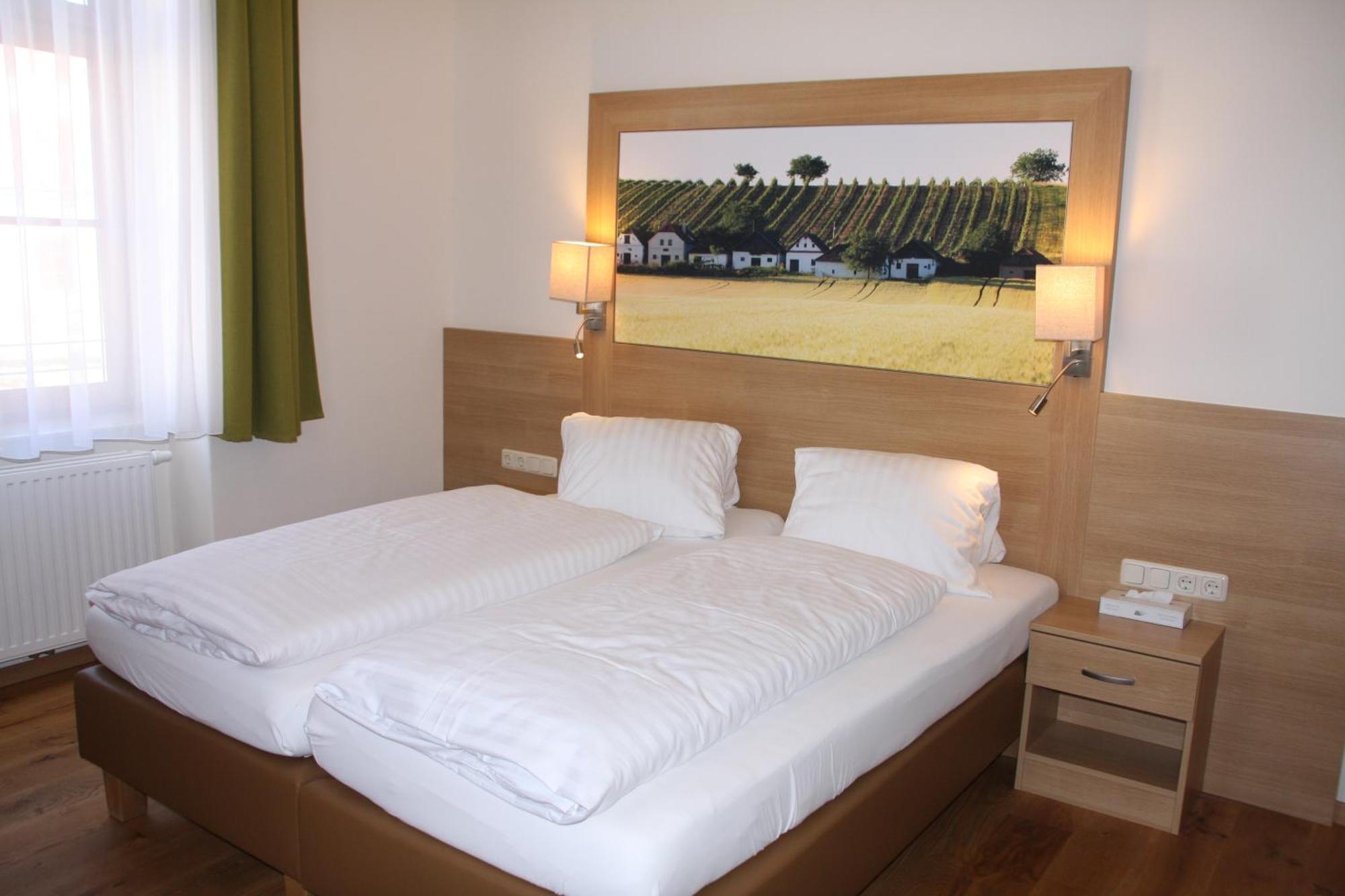 Weinhotel Rieder Poysdorf Bagian luar foto