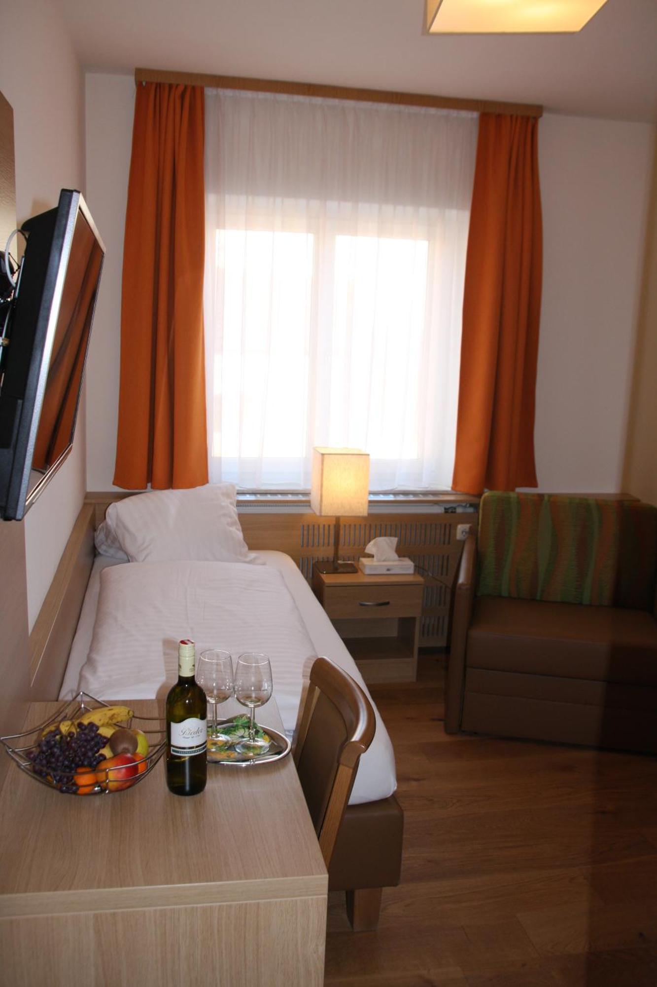 Weinhotel Rieder Poysdorf Bagian luar foto