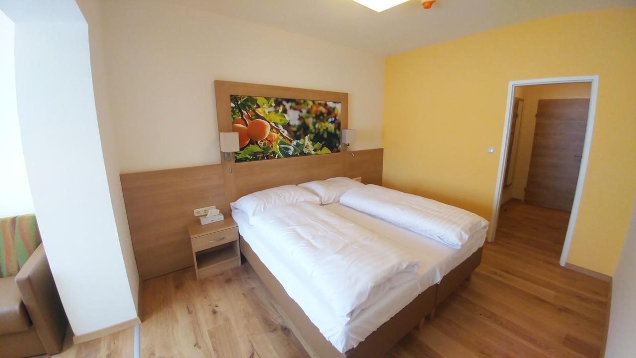 Weinhotel Rieder Poysdorf Bagian luar foto
