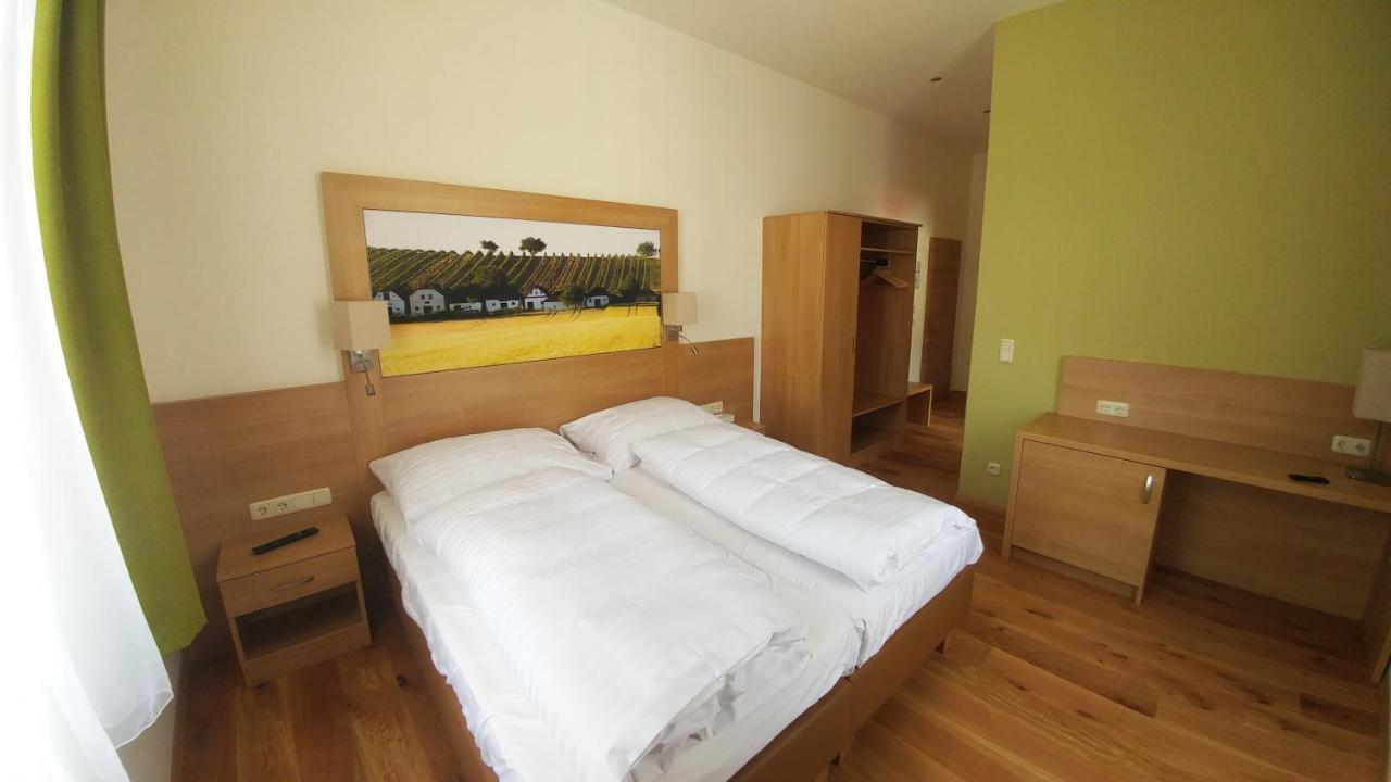 Weinhotel Rieder Poysdorf Bagian luar foto