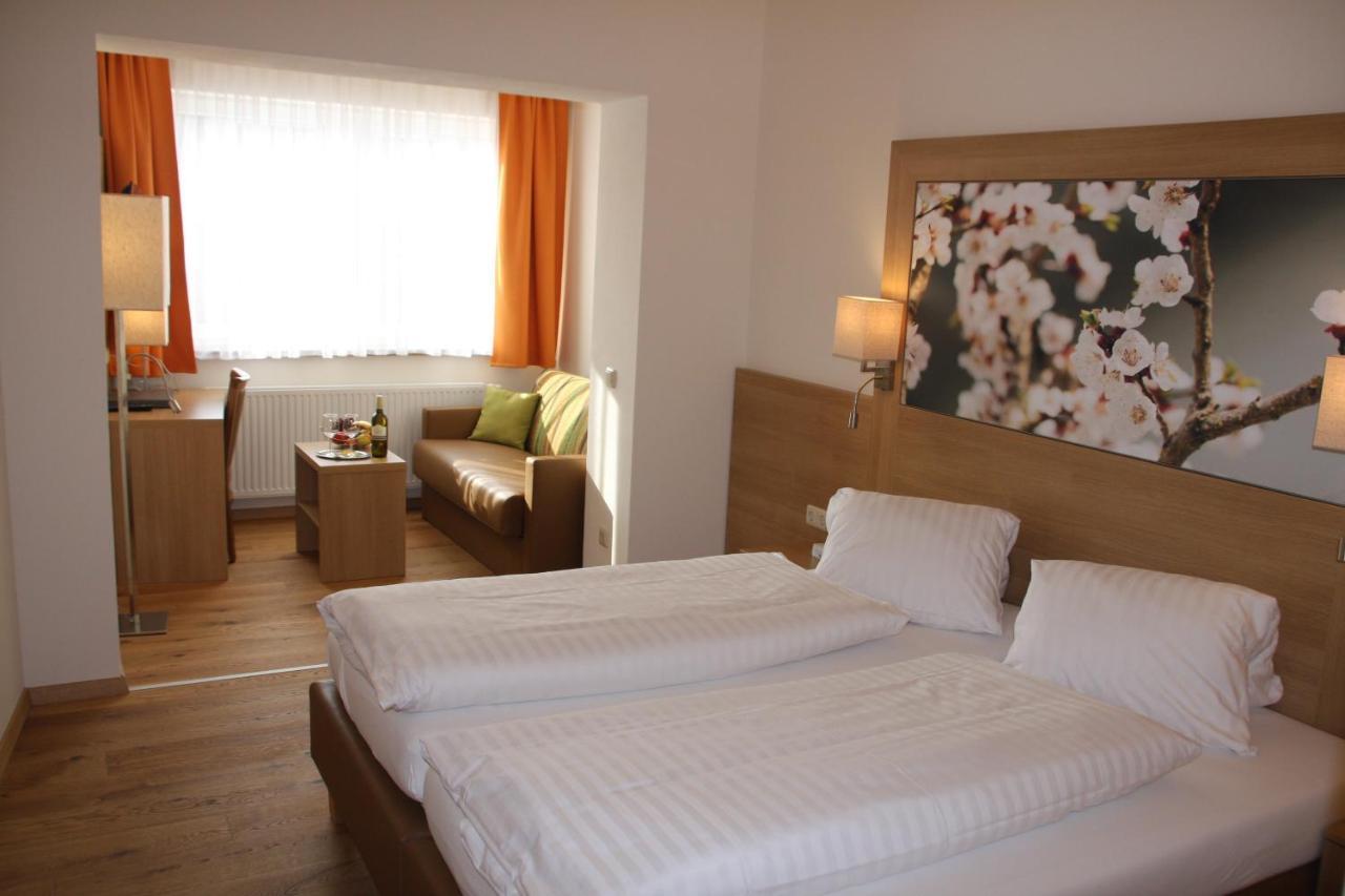 Weinhotel Rieder Poysdorf Bagian luar foto