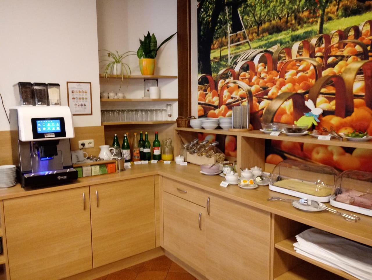 Weinhotel Rieder Poysdorf Bagian luar foto